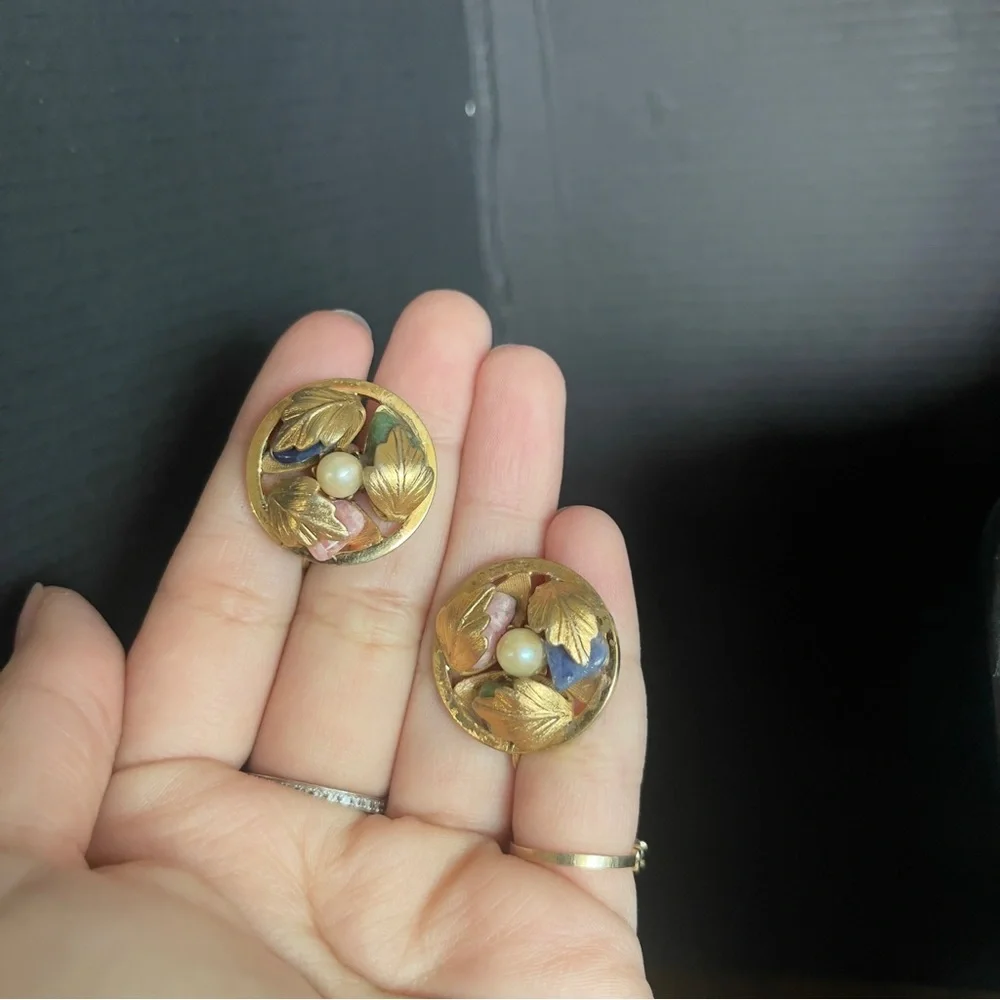 Vintage Sarah Coventry gold tone crystal circle clip on earrings
